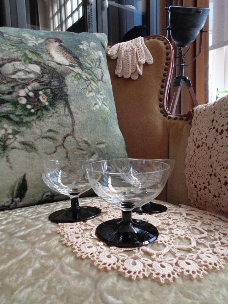 3 Brocante Geslepen Glazen op Zwart Voetje ** Mimosa **, Antiek en Kunst, Antiek | Glas en Kristal, Ophalen of Verzenden