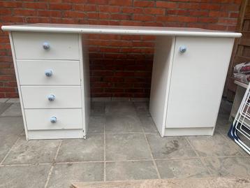 Wit bureau beschikbaar voor biedingen