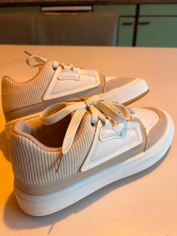 Nieuwe beige-witte sneakers maat 40 beschikbaar voor biedingen
