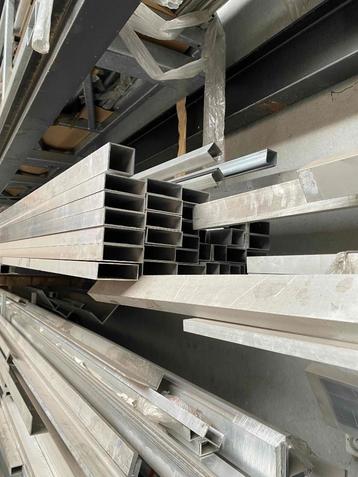 Voorraad aluminium profielen beschikbaar voor biedingen