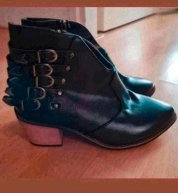 Nieuwe pu leren enkellaarsjes met diverse gespen maat 38. beschikbaar voor biedingen