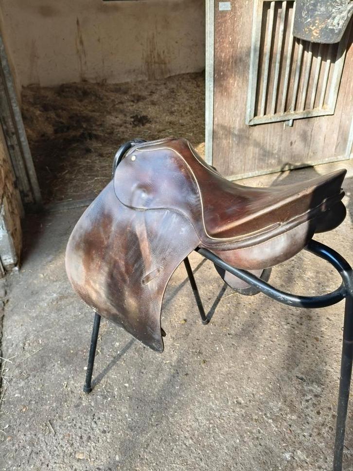 Verschillende zadels, Dieren en Toebehoren, Paarden en Pony's | Hoofdstellen en Tuigage, Gebruikt, Dressuur, Ophalen of Verzenden
