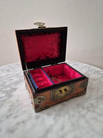 Vintage Chinees houten sieradenkistje jade koper messing beschikbaar voor biedingen