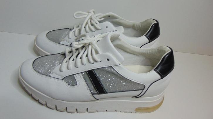 Wit met zwarte Ovye sneakers maat 40, Kleding | Dames, Schoenen, Zo goed als nieuw, Sneakers of Gympen, Wit, Ophalen of Verzenden