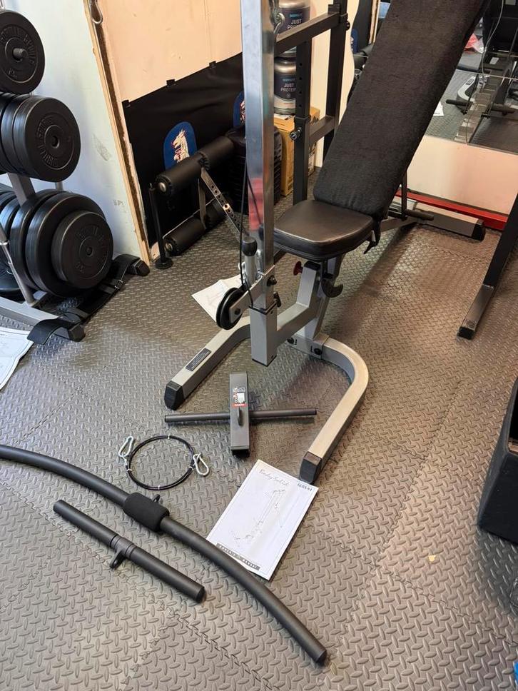 Bodysolid gfid 71 + glra81 lat row, Sport en Fitness, Fitnessmaterialen, Zo goed als nieuw, Overige typen, Armen, Borst, Buik