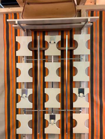 Vintage jaren 70 witte space age wand kapstok beschikbaar voor biedingen