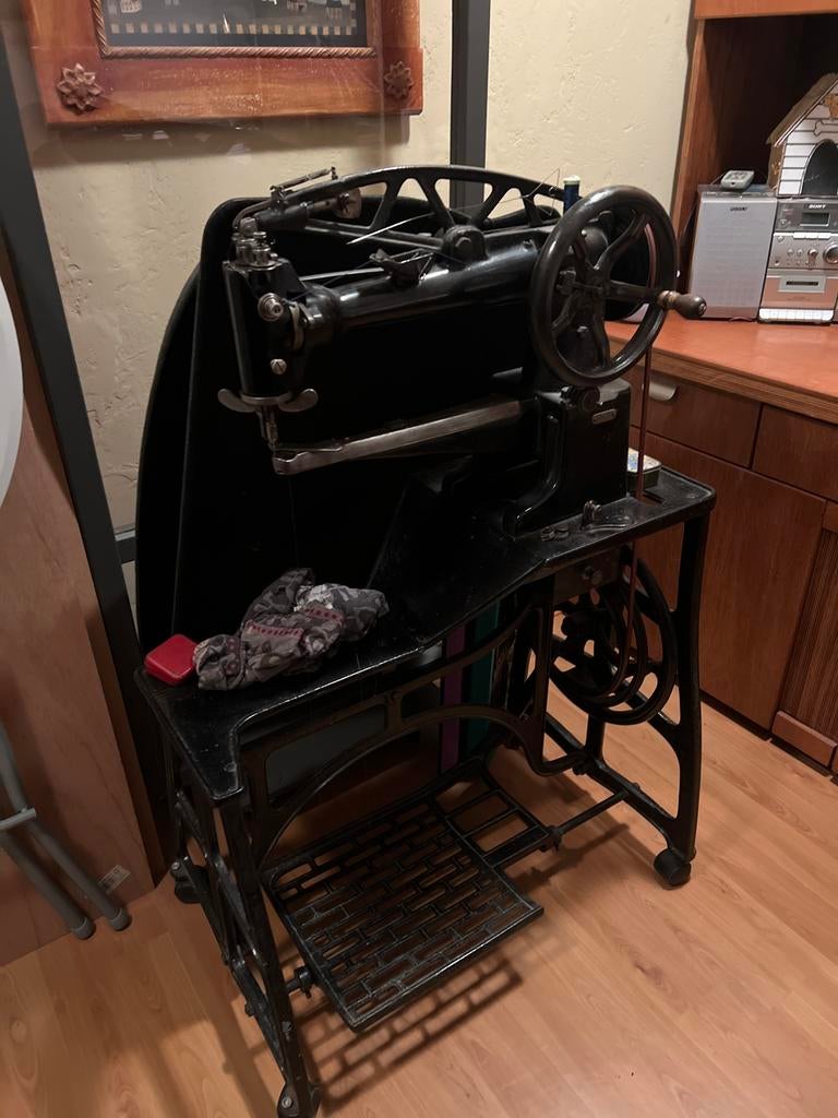 Antieke Industriële Naaimachine - Voetaangedreven, Antiek en Kunst, Antiek | Naaimachines, Ophalen