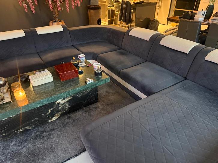 Bank met lichte schade aan hoofd kussens voor de rest prima, Huis en Inrichting, Banken | Bankstellen, Gebruikt, Hoekbank, Vierpersoons of meer