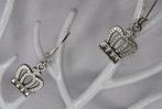 FASHION JEWELLERY ZILVERKLEURIG KROONTJE  MET PRINT, Overige materialen, Hangers, Nieuw, Ophalen of Verzenden