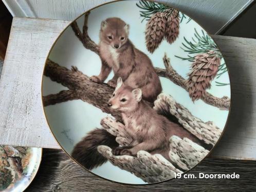 Porseleinen bord 'Pine Martens' - The Forest Year Collectie, Antiek en Kunst, Antiek | Wandborden en Tegels, Ophalen of Verzenden