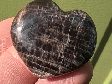 Zwarte Maansteen hartje broekzaksteen edelsteen mineralen 