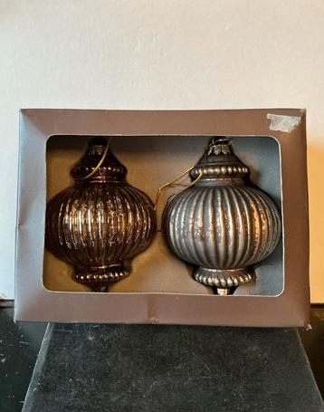 Twee barokke kersballen in een doosje. Bronskleurig. Glas ?? beschikbaar voor biedingen