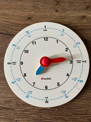 Houten oefenklok beschikbaar voor biedingen