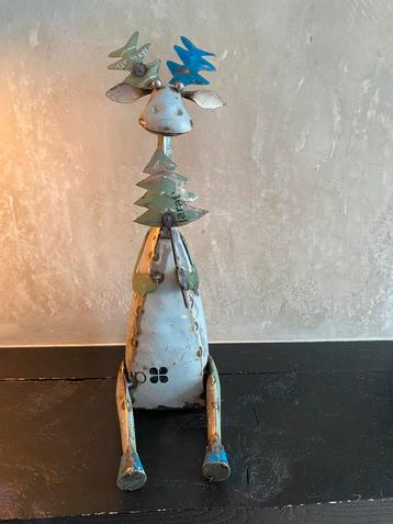 Te koop: Grappig zittend hert van gerecycled blik beschikbaar voor biedingen