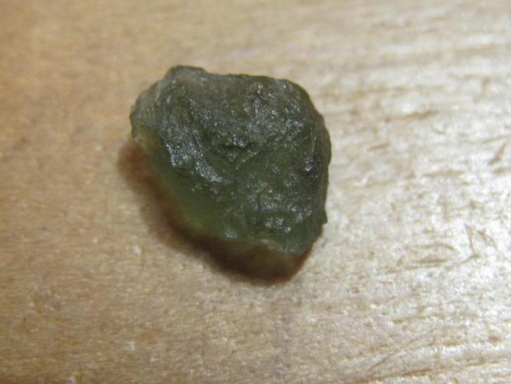 mi. 2x ruwe edelsteen MOLDAVIET (4) zeldzaam, Verzamelen, Mineralen en Fossielen, Mineraal, Verzenden