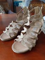 Zandkleurige sandalen met kleine hak, Kleding | Dames, Schoenen, Beige, Zo goed als nieuw, Sandalen of Muiltjes, Ophalen of Verzenden