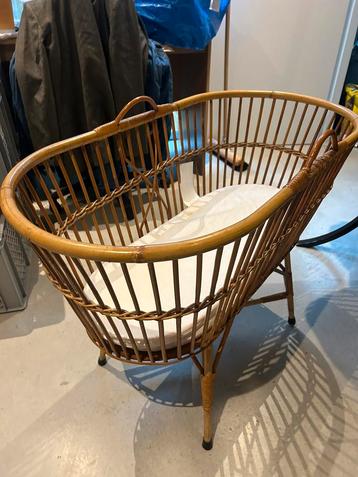 Rotan wieg beschikbaar voor biedingen