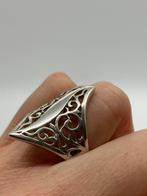 Z856 Prachtige zilveren opengewerkte ring maat 18,25, 18 tot 19, Ophalen of Verzenden, X, Dame