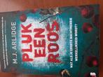 M.J. Arlidge - Pluk een roos, Boeken, Ophalen, Zo goed als nieuw, M.J. Arlidge