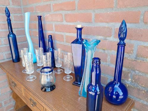 Verschillende vintage flessen van origineel blauw glas., Antiek en Kunst, Antiek | Glas en Kristal, Ophalen of Verzenden