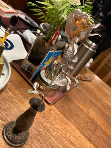 Zilveren gekleurde roos in zilveren vaas vaasje beschikbaar voor biedingen