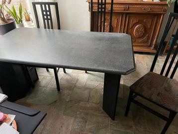 Oudere eettafel set met 4 stoelen  beschikbaar voor biedingen