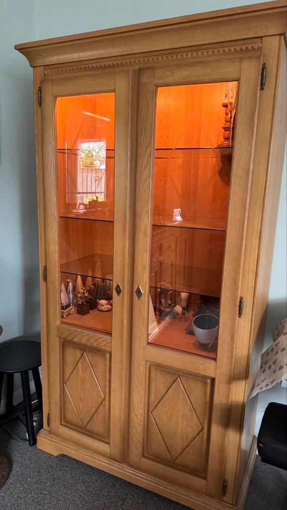 Eiken vitrinekast met glazen legplanken bovenin, Huis en Inrichting, Kasten | Vitrinekasten, Zo goed als nieuw, 150 tot 200 cm