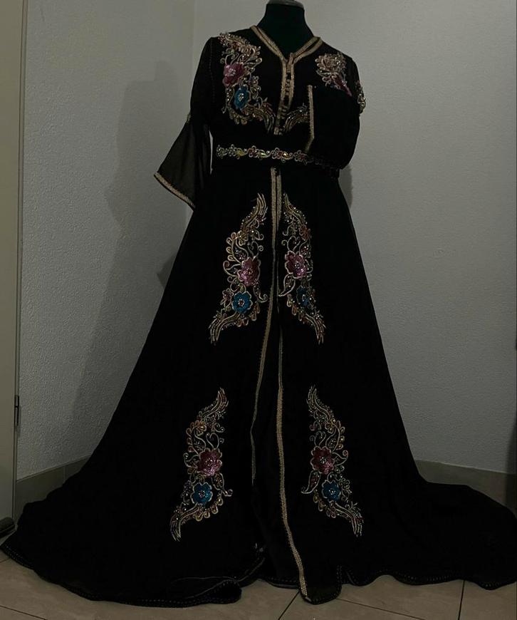 Takchita jurk te huur, Kleding | Dames, Jurken, Zo goed als nieuw, Maat 42/44 (L), Zwart, Onder de knie, Ophalen