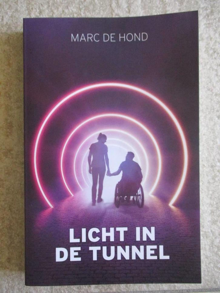 Licht in de tunnel - boek Marc de Hond, Boeken, Biografieën, Zo goed als nieuw, Overige, Ophalen of Verzenden