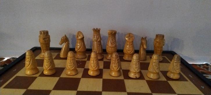 Schaakspel met Handgesneden Stukken, Hobby en Vrije tijd, Gezelschapsspellen | Bordspellen, Ophalen of Verzenden