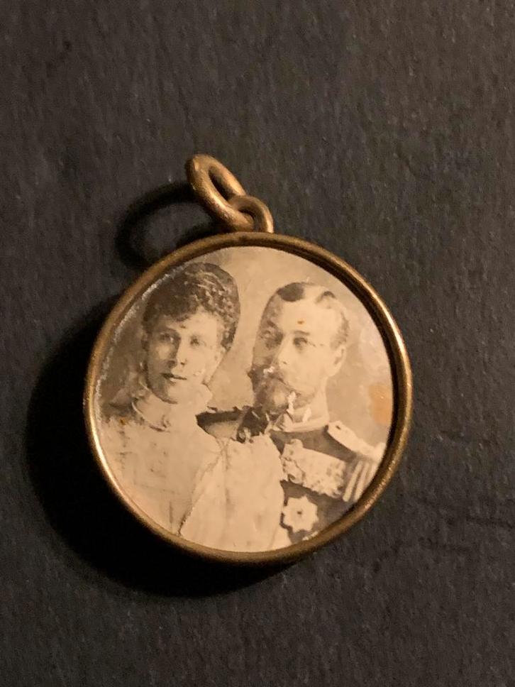 2 x foto medaillon kettinghanger Koning Koningin Engeland, Sieraden, Tassen en Uiterlijk, Kettinghangers, Zo goed als nieuw, Overige materialen