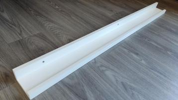 Witte wandplank beschikbaar voor biedingen