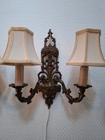 Antieke wand lamp met antieke kapjes beschikbaar voor biedingen