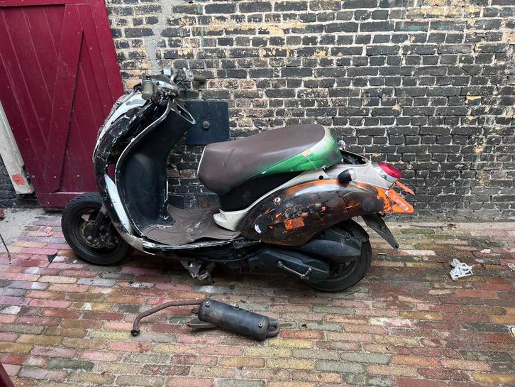 Sym mio voor onderdelen bijna compleet, Fietsen en Brommers, Snorfietsen en Snorscooters, Gebruikt, SYM, Benzine, Ophalen