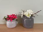 2 vazen met mooie kunstbloemen, Minder dan 50 cm, Zo goed als nieuw, Ophalen, Aardewerk of Porselein