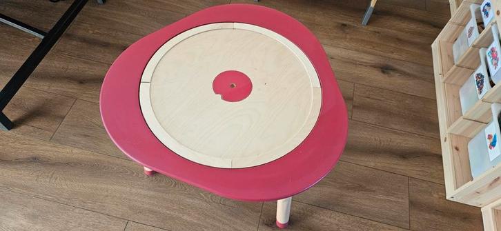 Stokke MuTable V1 met 2 stoeltjes + accessoires, Kinderen en Baby's, Kinderkamer | Tafels en Stoelen, Gebruikt, Tafel(s) en Stoel(en)