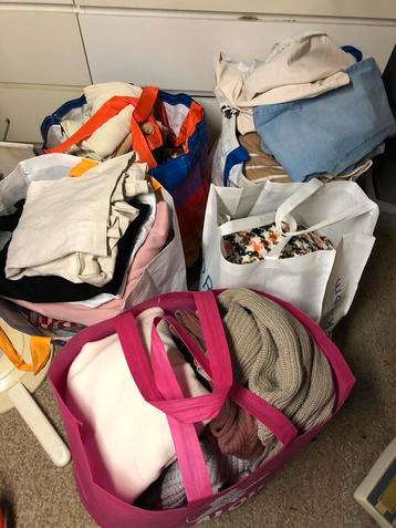 +- 100 stuks /5 shoppers vol dames kleding maat 40/42/44/46 beschikbaar voor biedingen