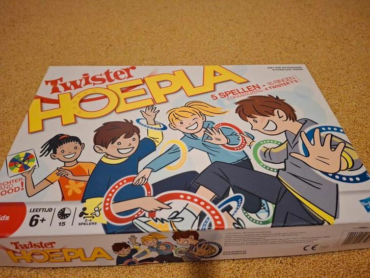 Twister  Hoepla  gezelschapspellen vanaf 6 jaar, Hobby en Vrije tijd, Gezelschapsspellen | Bordspellen, Zo goed als nieuw, Drie of vier spelers