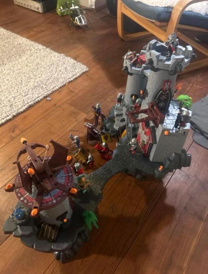 Playmobil Kasteel 2 delen /rode draak, Kinderen en Baby's, Speelgoed | Playmobil, Gebruikt, Complete set, Ophalen