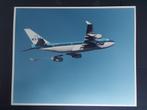 Foto van een vliegende KLM Boeing 747-400 (F948), Gebruikt, Ophalen of Verzenden, Kaart, Foto of Prent