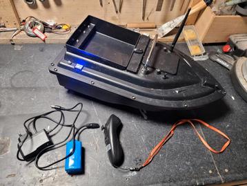 Voerboot met extra accu en tas beschikbaar voor biedingen