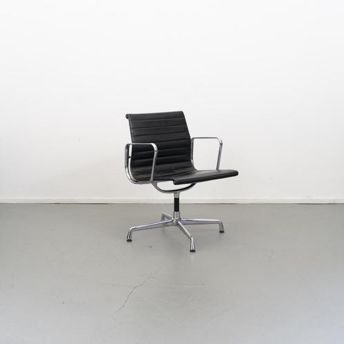 1 Vitra Eames Ea 108 Zwart Leer Aluminium, Huis en Inrichting, Stoelen, Zo goed als nieuw, Leer, Metaal