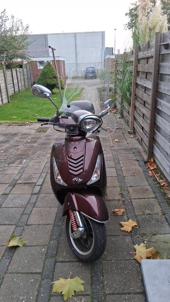 Nette yiying classic 50  snorscooter, Fietsen en Brommers, Snorfietsen en Snorscooters, Zo goed als nieuw, Overige merken, Benzine