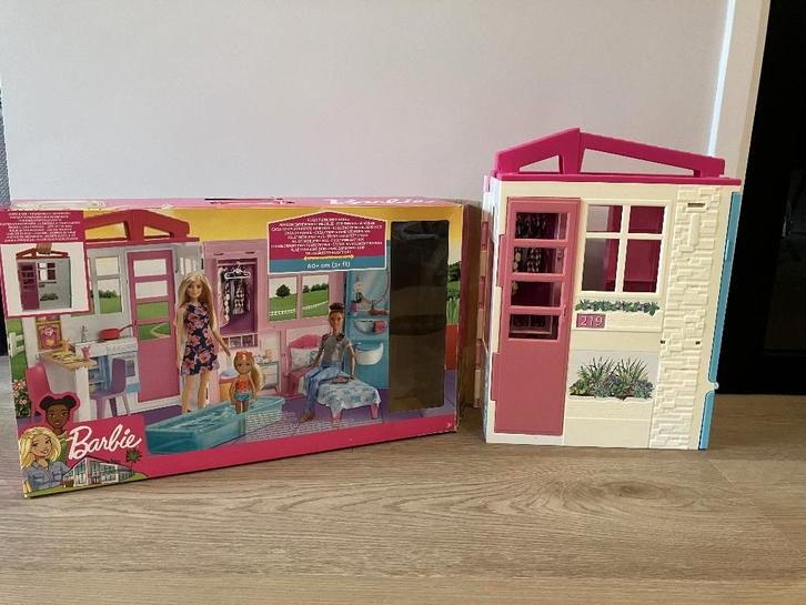 Barbiehuis inklapbaar met Barbie en accessoires!, Kinderen en Baby's, Speelgoed | Poppenhuizen, Zo goed als nieuw, Poppenhuis