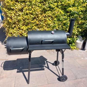 Houtskoolbarbecue met rookoven  beschikbaar voor biedingen