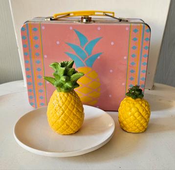 Klein metalen koffertje,.ananas sieradenschaal en ananas beschikbaar voor biedingen