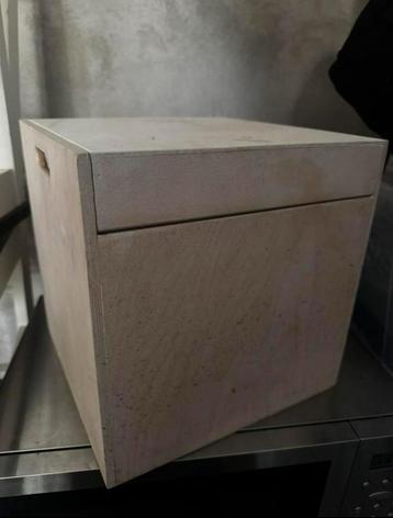 Houten Opbergkist met Deksel beschikbaar voor biedingen