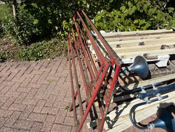 Twee hekken voor veewagen of schapenhekken beschikbaar voor biedingen