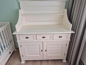 Witte Commode met Opstaande Rand beschikbaar voor biedingen