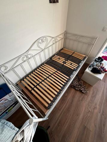 IKEA bed + lattenbodem + antislip mat voor matras  beschikbaar voor biedingen